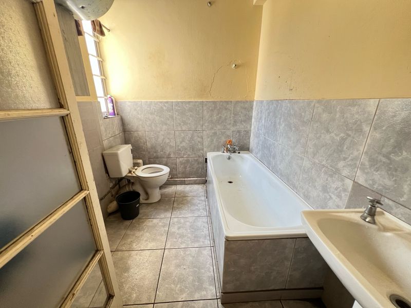 Durban CBD Spacious Bachelor For Sale - Photo 9