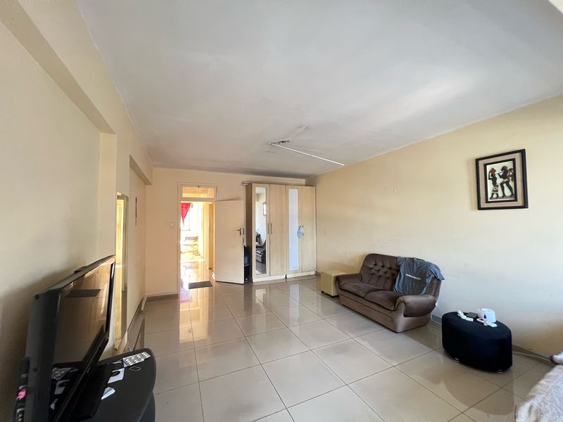 Durban CBD Spacious Bachelor For Sale - Photo 7