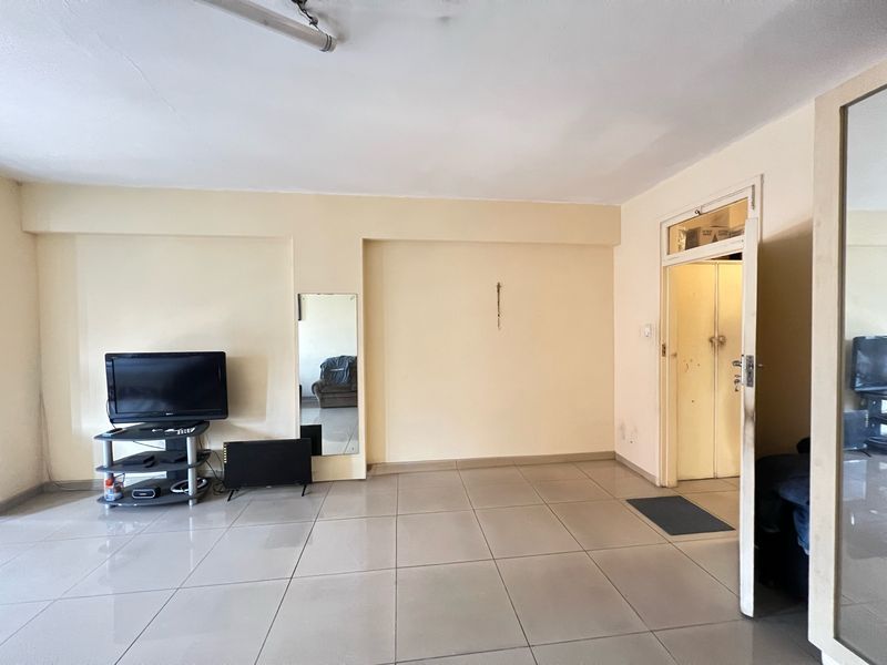 Durban CBD Spacious Bachelor For Sale - Photo 6
