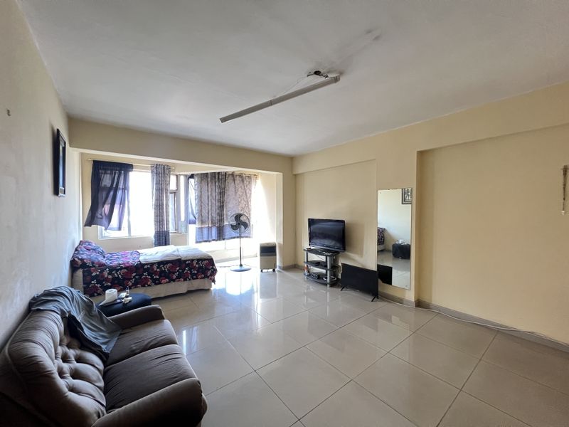 Durban CBD Spacious Bachelor For Sale - Photo 3