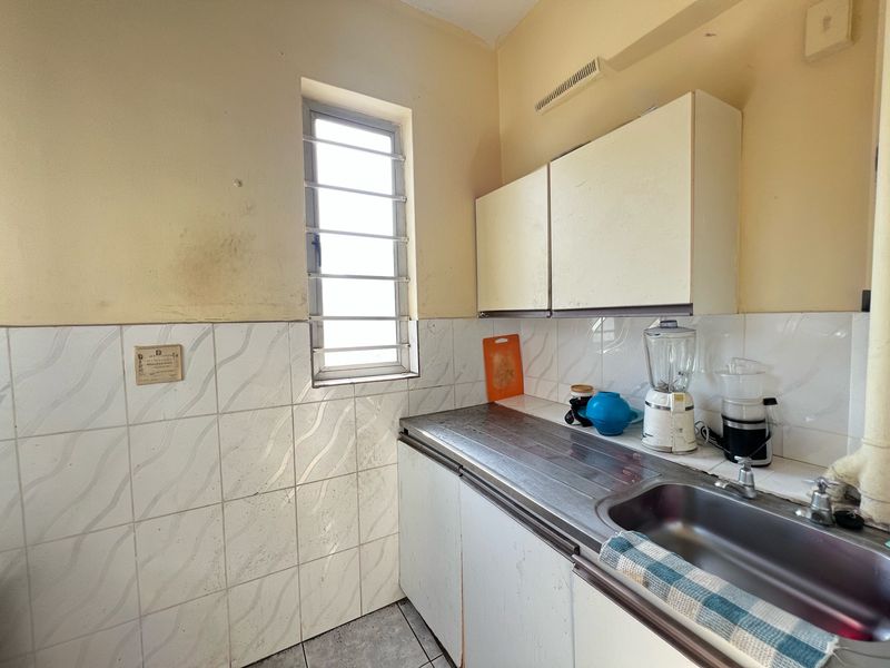 Durban CBD Spacious Bachelor For Sale - Photo 5