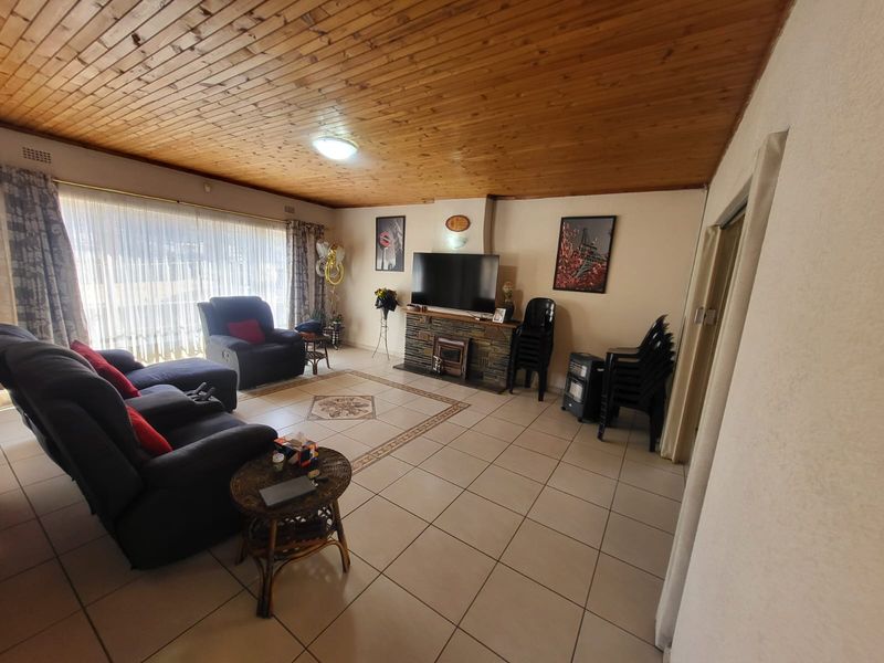 Spacious Modern Family Home for Sale in Safe Risana, Johannesburg - Photo 4