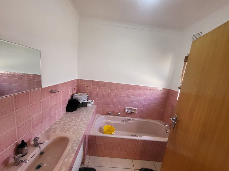 Spacious Modern Family Home for Sale in Safe Risana, Johannesburg - Photo 10