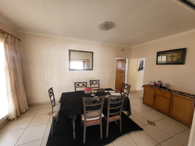 Spacious Modern Family Home for Sale in Safe Risana, Johannesburg - Photo 9