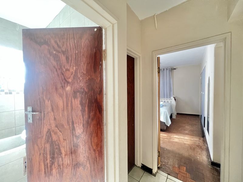 Durban CBD Two Bedroom Flat With Parking For Sale - Photo 3