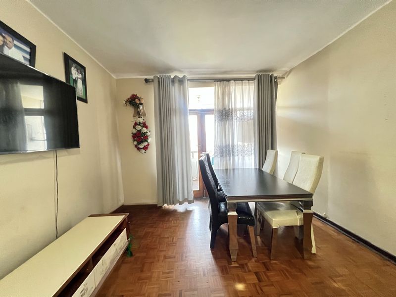 Durban CBD Two Bedroom Flat With Parking For Sale - Photo 10