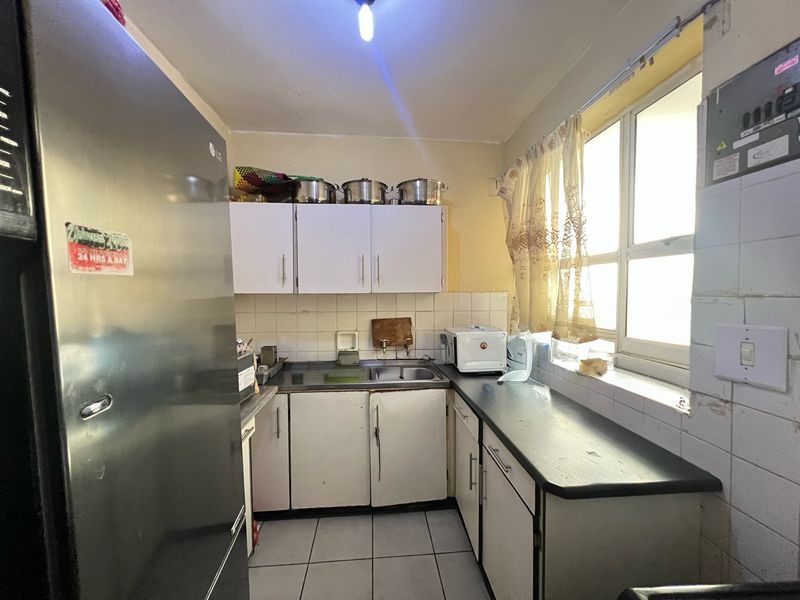 Durban CBD Two Bedroom Flat With Parking For Sale - Photo 9