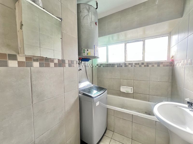 Durban CBD Two Bedroom Flat With Parking For Sale - Photo 4