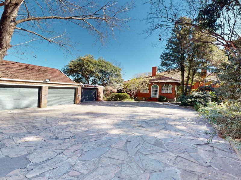 Live Luxury Non-Distressed Auction - Starting to bid from R1,950,000-00! - Photo 2