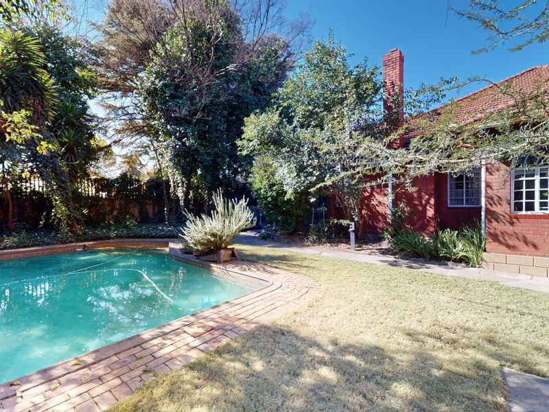 Live Luxury Non-Distressed Auction - Starting to bid from R1,950,000-00! - Photo 4