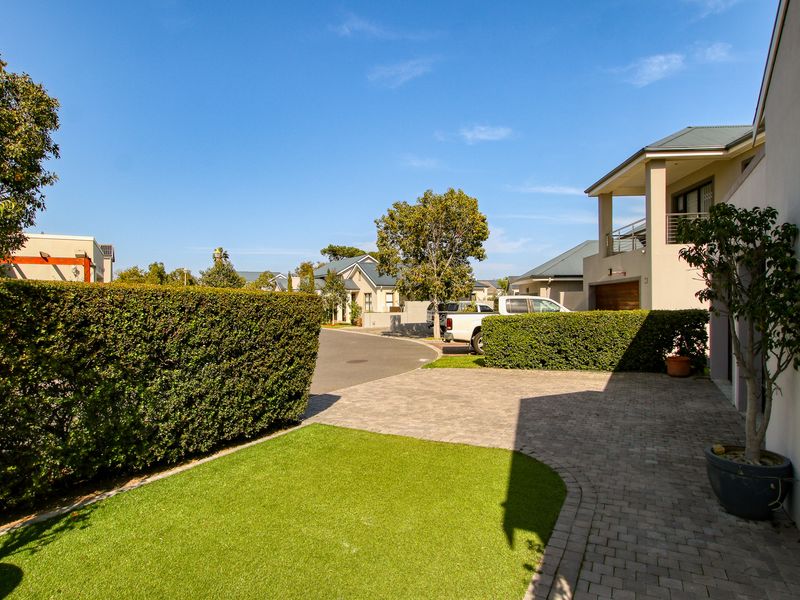 Modern Estate Living with Beautiful Golf Course Views - Photo 4