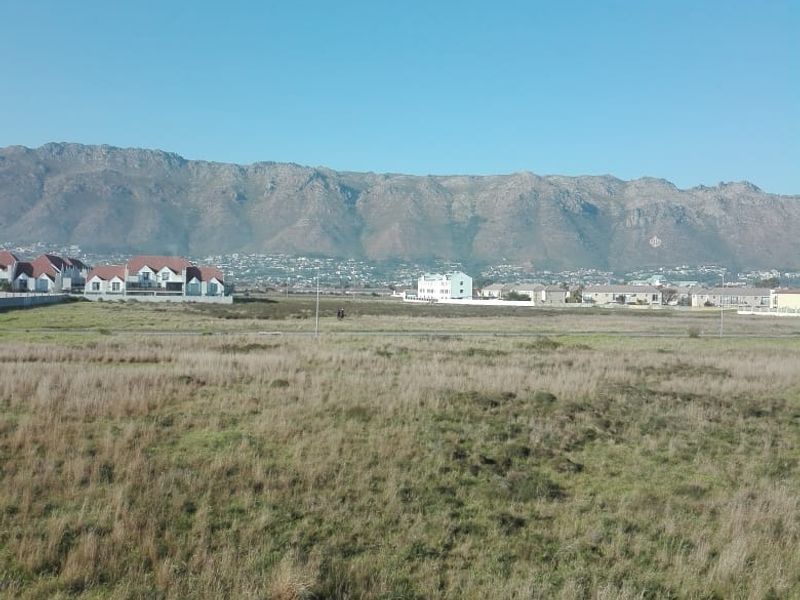 2-Bedroom Unit in Crystal Creek, Gordons Bay! - Photo 2