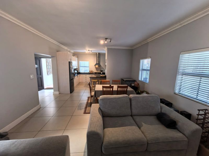 Silver Fox Estate: Charming 2 Bed, 2 Bath House with Private Garden - Photo 5