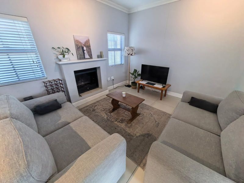 Silver Fox Estate: Charming 2 Bed, 2 Bath House with Private Garden - Photo 3