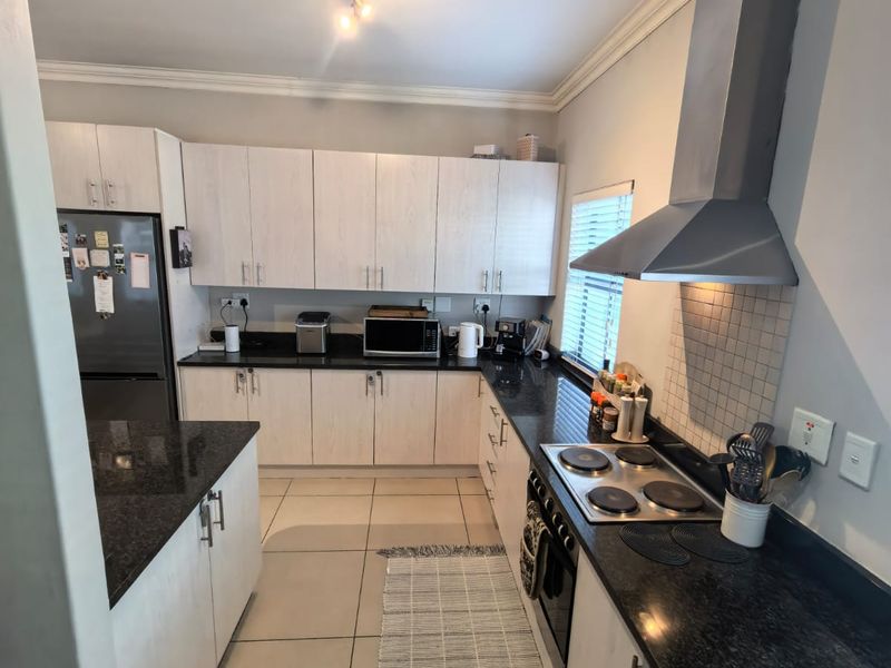 Silver Fox Estate: Charming 2 Bed, 2 Bath House with Private Garden - Photo 9