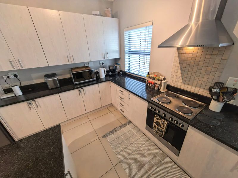 Silver Fox Estate: Charming 2 Bed, 2 Bath House with Private Garden - Photo 10