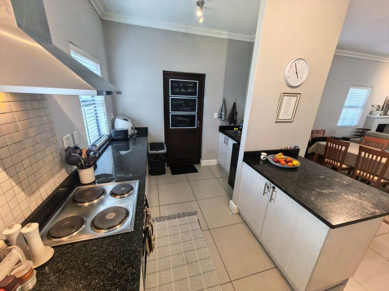 Silver Fox Estate: Charming 2 Bed, 2 Bath House with Private Garden - Photo 8