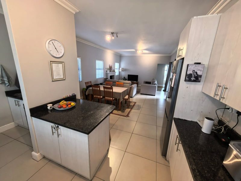 Silver Fox Estate: Charming 2 Bed, 2 Bath House with Private Garden - Photo 7