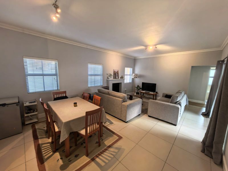 Silver Fox Estate: Charming 2 Bed, 2 Bath House with Private Garden - Photo 6