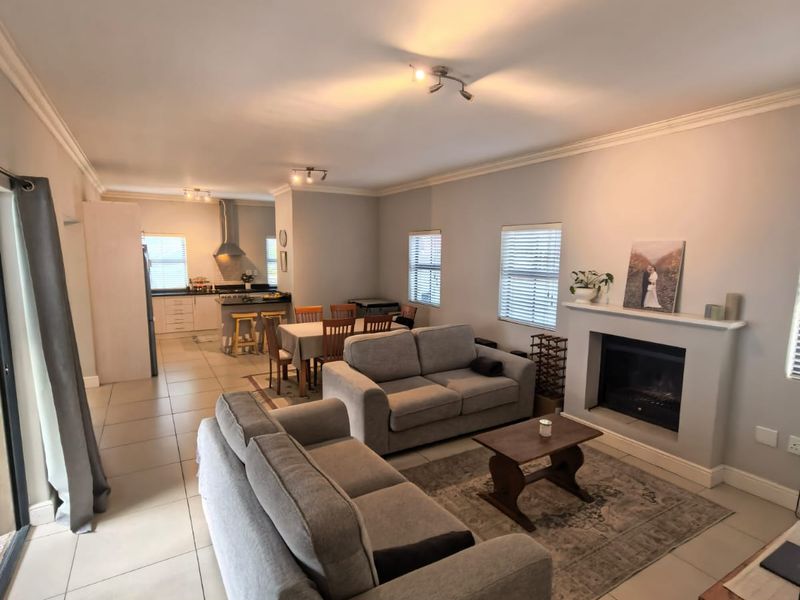 Silver Fox Estate: Charming 2 Bed, 2 Bath House with Private Garden - Photo 4