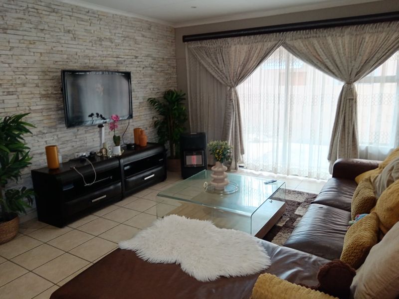 3-Bedroom Simplex Corner Unit with Expansive Garden - Photo 2