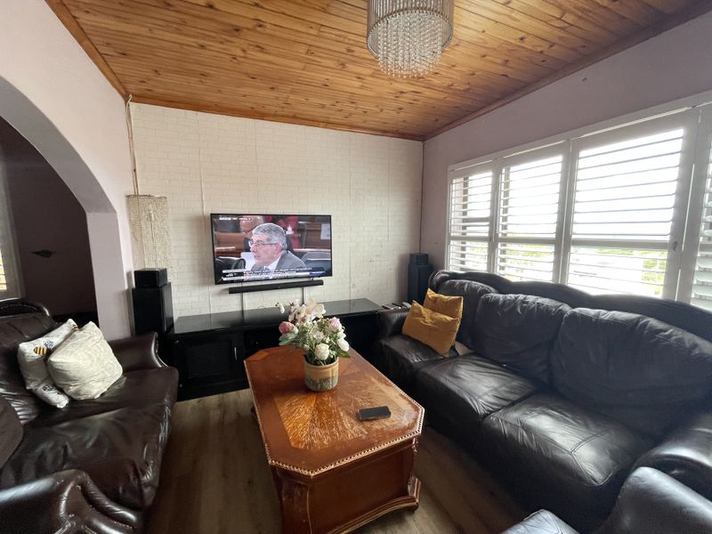 Well-Maintained 2-Bedroom Home with Flatlet for Sale in NU14, Mdantsane - Photo 4