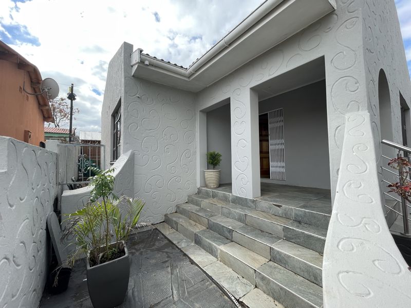 Well-Maintained 2-Bedroom Home with Flatlet for Sale in NU14, Mdantsane - Photo 2