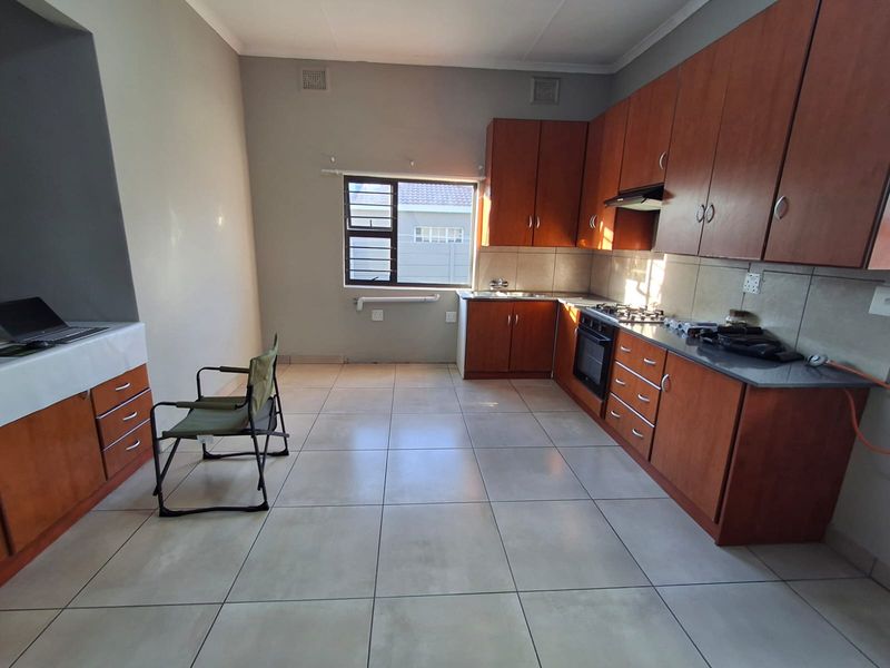 Unfurnished 3-Bedroom House - Photo 4