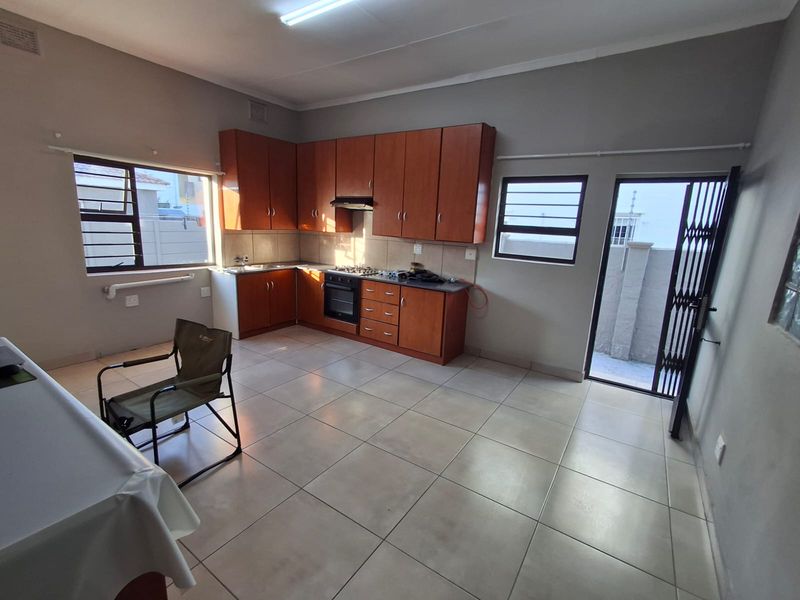 Unfurnished 3-Bedroom House - Photo 3