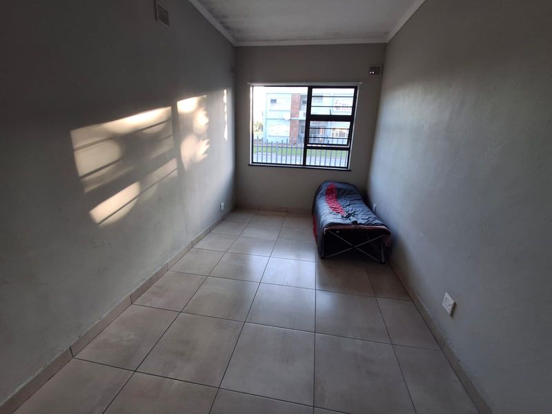 Unfurnished 3-Bedroom House - Photo 10
