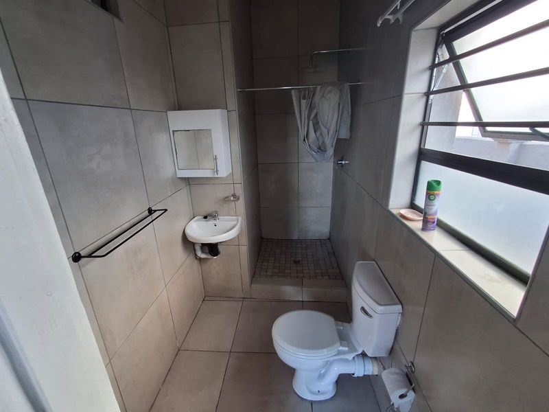 Unfurnished 3-Bedroom House - Photo 7