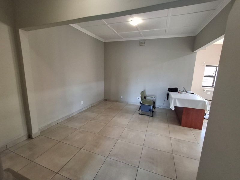 Unfurnished 3-Bedroom House - Photo 2