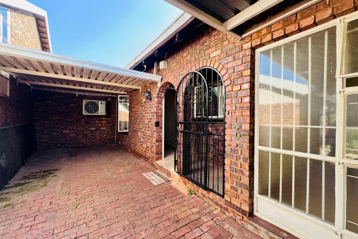 Comfortable 4 Bedroom Family Townhouse with a Private Garden - Photo 2