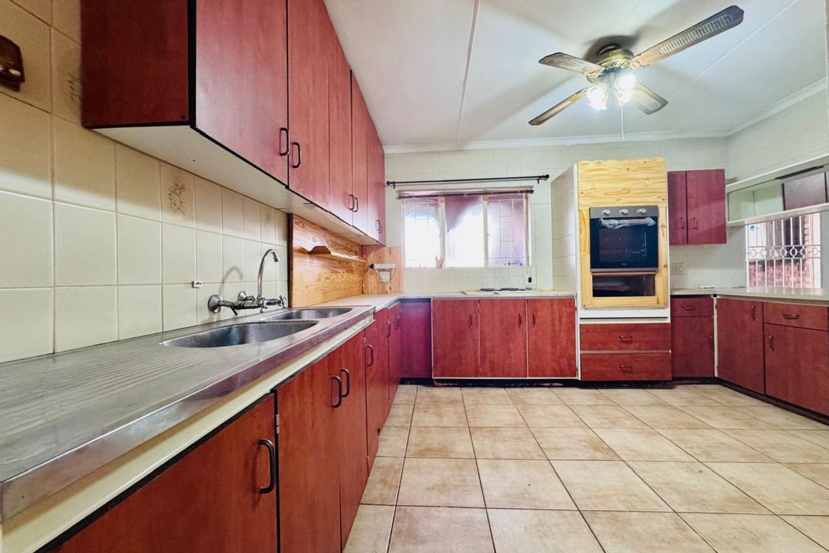 Comfortable 4 Bedroom Family Townhouse with a Private Garden - Photo 3