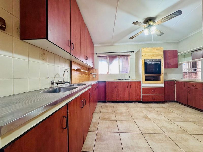 Comfortable 4 Bedroom Family Townhouse with a Private Garden - Photo 3