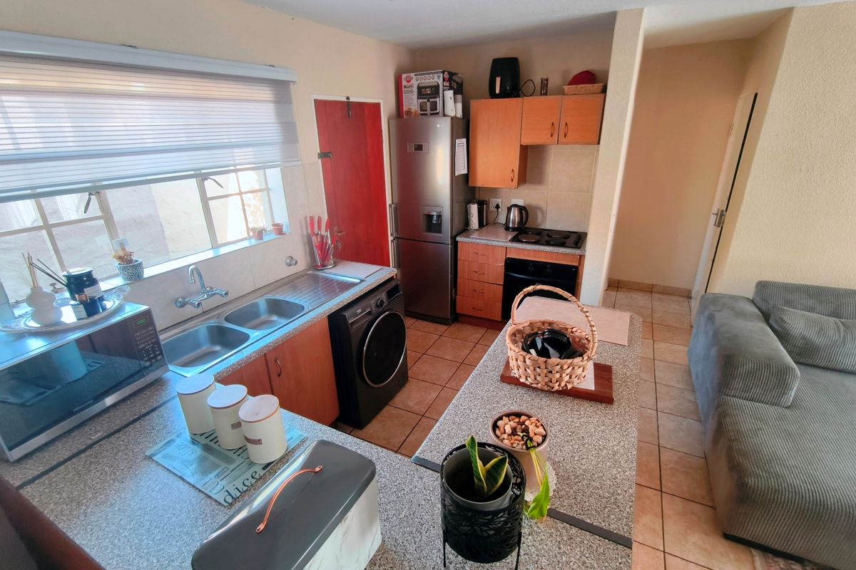 2 Bedroom Townhouse in Kosmosdal - Photo 2