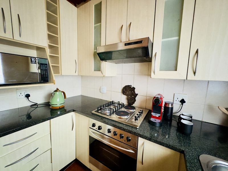 Elegant 3-Bedroom Residence in Shana Park, Midrand - Photo 3
