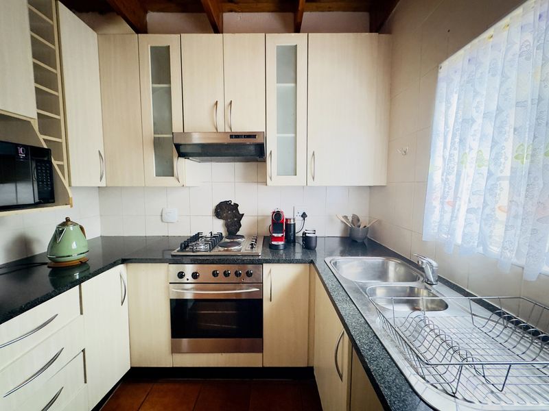 Elegant 3-Bedroom Residence in Shana Park, Midrand - Photo 2