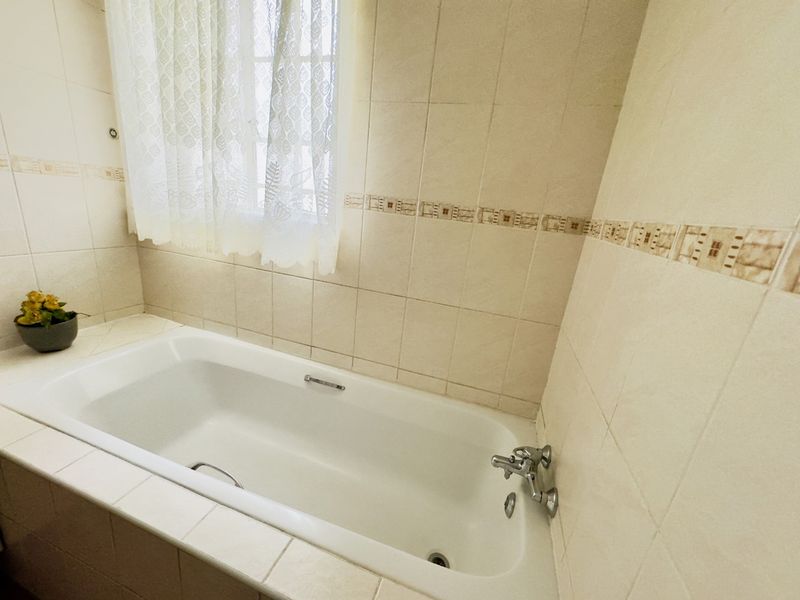 Elegant 3-Bedroom Residence in Shana Park, Midrand - Photo 9