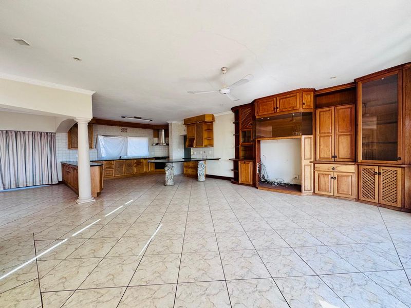 Majestic Multi-Level Family Home with Flatlet Nestled Against the Mountain - Photo 2