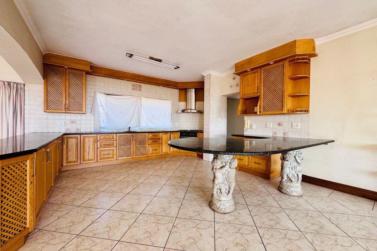 Majestic Multi-Level Family Home with Flatlet Nestled Against the Mountain - Photo 3