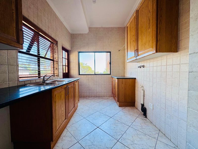 Majestic Multi-Level Family Home with Flatlet Nestled Against the Mountain - Photo 4