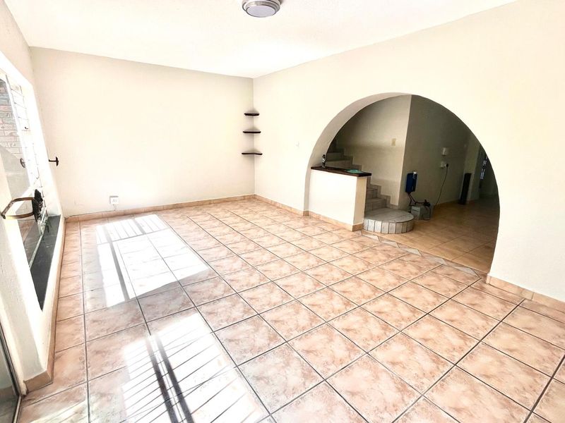 Well located Duplex townhouse with businees rights well loated to the Fairland busness centre. - Photo 2