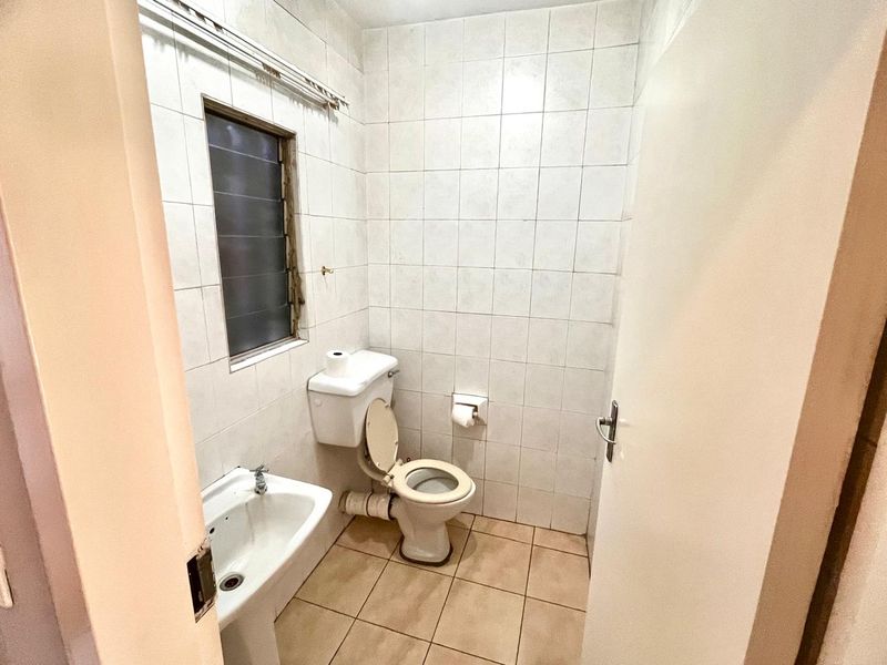 Well located Duplex townhouse with businees rights well loated to the Fairland busness centre. - Photo 5