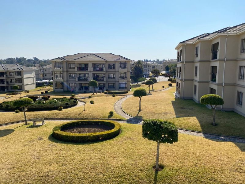 Luxurious 3-Bedroom Apartment for Sale | Lake Xanadu, Midrand - Photo 4