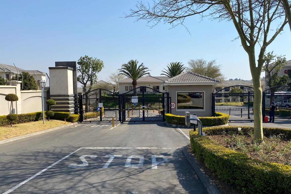 Luxurious 3-Bedroom Apartment for Sale | Lake Xanadu, Midrand - Photo 3