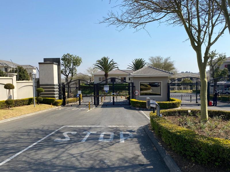 Luxurious 3-Bedroom Apartment for Sale | Lake Xanadu, Midrand - Photo 3