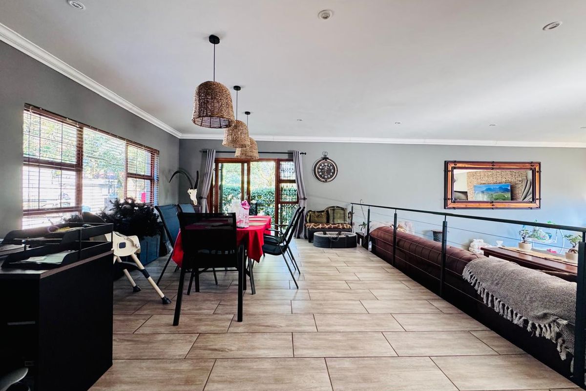 Spacious Family Home with Excellent Entertainment Features and Energy Efficiency - Photo 5