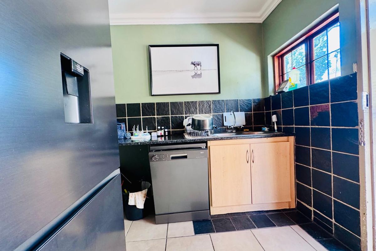 Spacious Family Home with Excellent Entertainment Features and Energy Efficiency - Photo 4