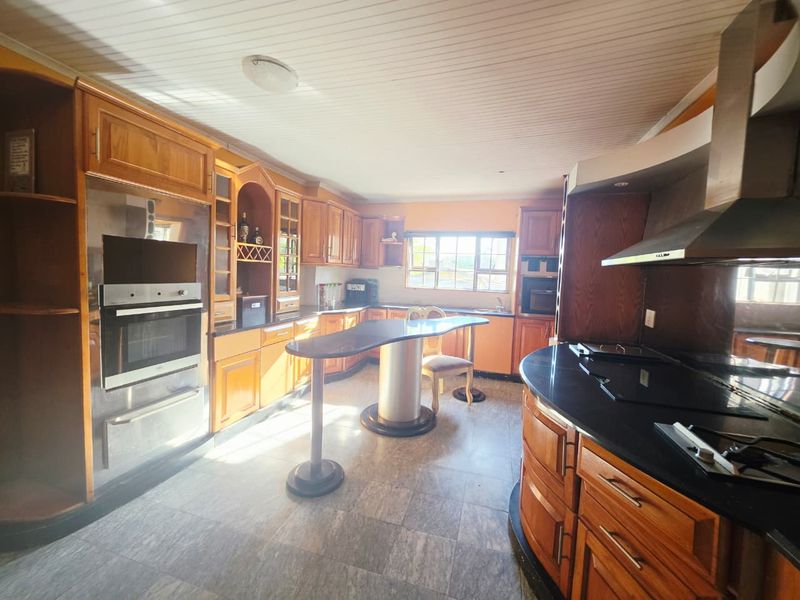 Spacious 7-Bedroom Home with Flatlet & Income Potential - Photo 4